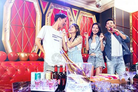 青年朋友ktv聚会唱歌图片素材