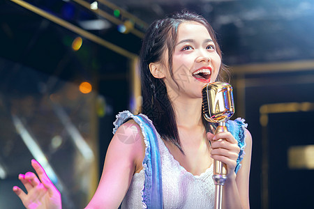 在ktv唱歌图片