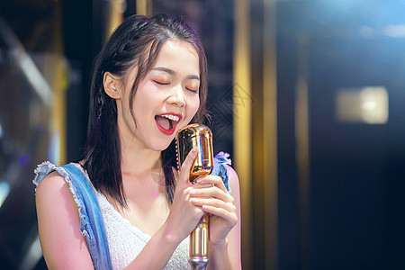 年轻美女在ktv唱歌图片素材