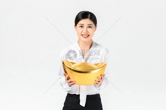 商务美女迎新年捧金元宝图片