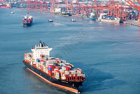 港口集装箱厦门海天码头刚出港口的货轮背景