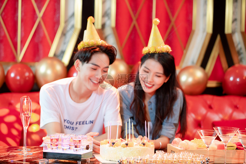 ktv情侣庆祝过生日