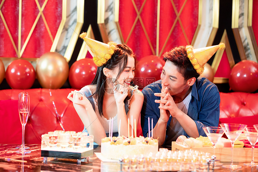 ktv情侣庆祝过生日
