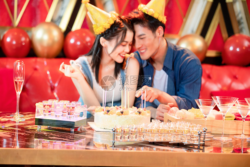 ktv情侣庆祝过生日