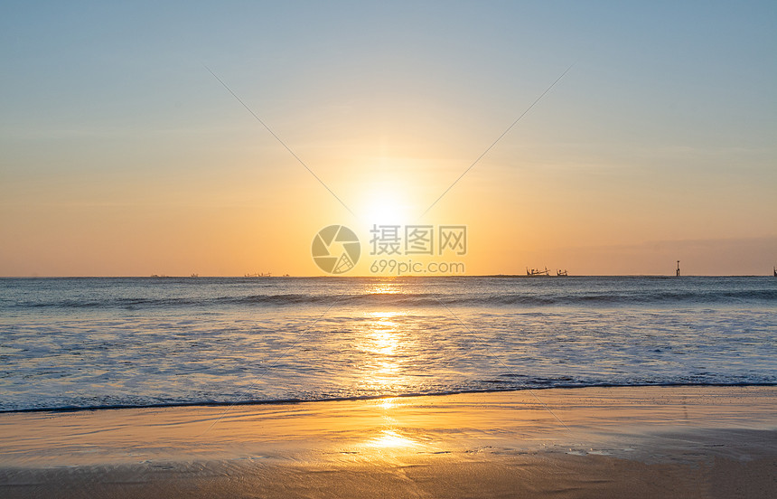 巴厘岛金巴兰海滩的日落美景图片