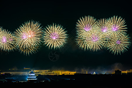 北京国贸夜景北京天坛的烟花背景