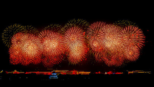 北京天坛的红色烟花图片