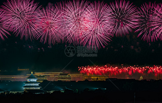 北京天坛的美丽烟花图片