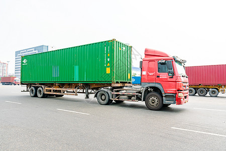 重型机电行驶中的集装箱车背景