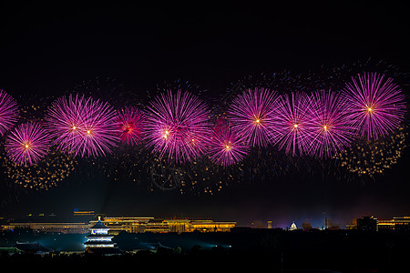 国庆快乐北京天坛的烟花夜空背景