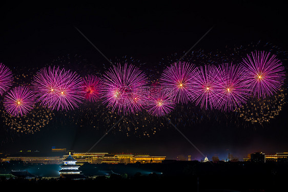 北京天坛的烟花夜空图片