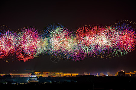 北京天坛夜空中的烟花背景图片