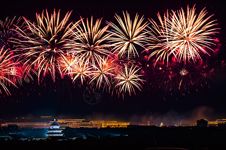 庆祝70周年北京天坛的烟花灿烂背景