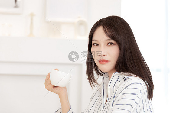 女性喝下午茶图片