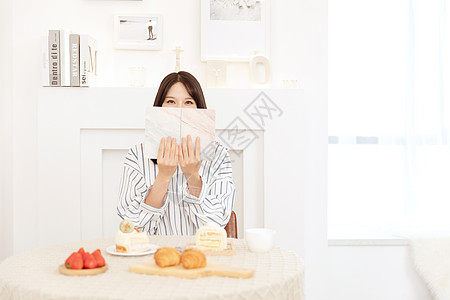 女性餐桌旁看书图片