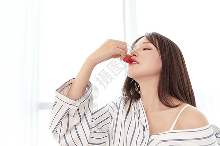 女性吃水果图片