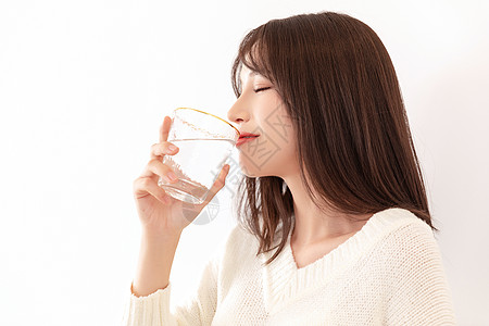 洗杯子女性女性端着杯子喝水背景