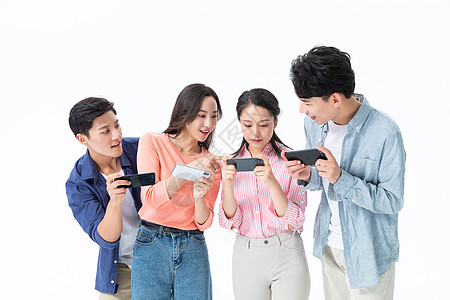 青年男女一起玩手机游戏图片