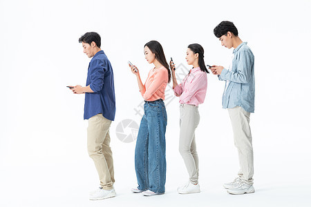 年轻人排队等待玩手机图片
