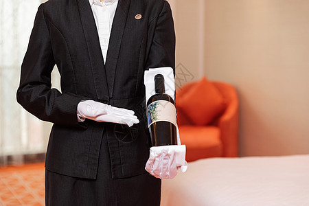 酒店服务贴身管家拿着红酒高清图片