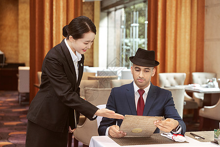 酒店服务餐厅厨师服务员服务外国客人图片