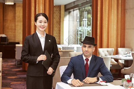 酒店服务员与外国客人图片