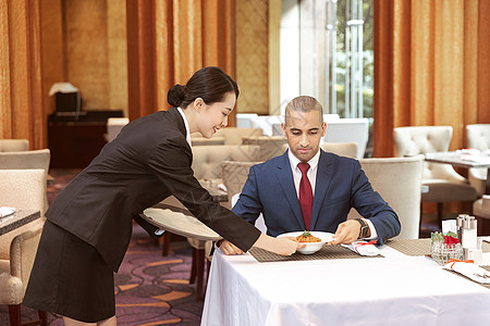 酒店服务餐厅服务员给客人上菜图片