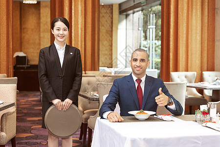 酒店服务餐厅服务员服务外国客人图片