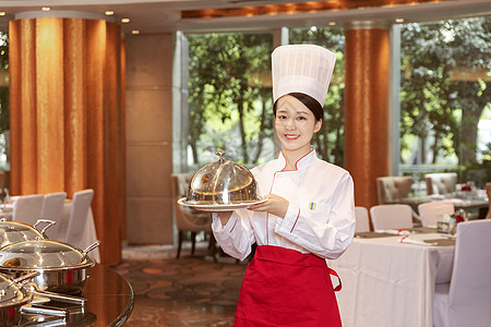 酒店服务餐厅厨师端着餐盘图片