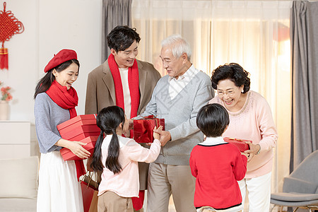 春节家人团聚拜年图片春节晚辈给长辈送礼物背景