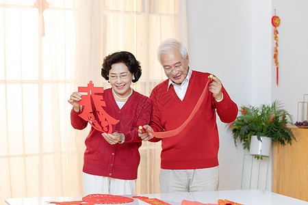 爷爷奶奶一起看窗花 背景图片