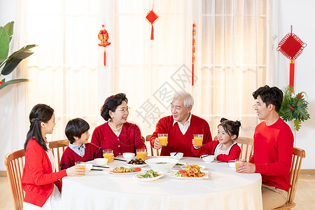 新年一家人在一起吃年夜饭图片