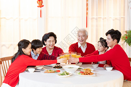 新年一家人在一起吃年夜饭图片