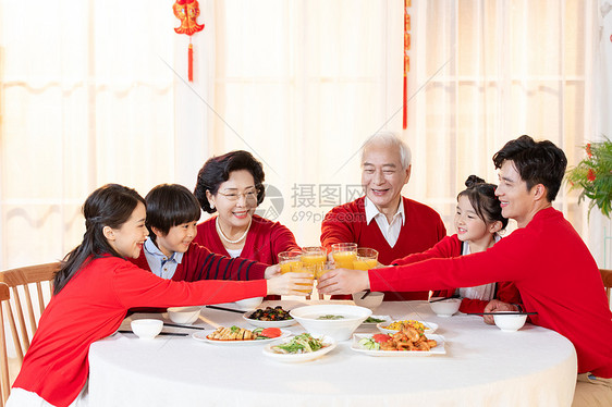 新年一家人在一起吃年夜饭图片