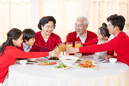 新年一家人在一起吃年夜饭图片