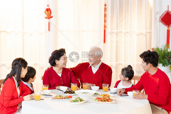 新年一家人在一起吃年夜饭图片