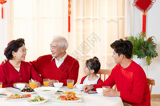 新年一家人在一起吃年夜饭图片