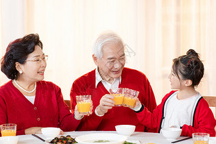 新年一家人在一起吃年夜饭图片