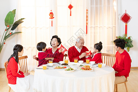 新年一家人在一起吃年夜饭图片