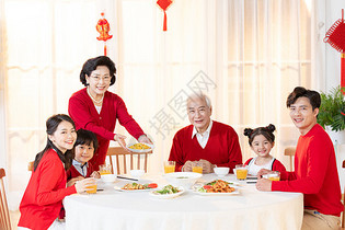 新年一家人在一起吃年夜饭图片