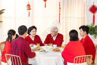 新年一家人在一起吃年夜饭图片