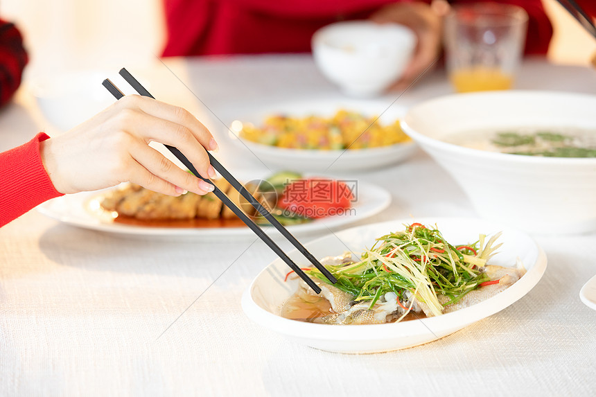 年夜饭夹菜特写图片