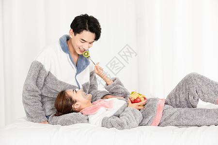 年轻情侣穿睡衣居家生活图片