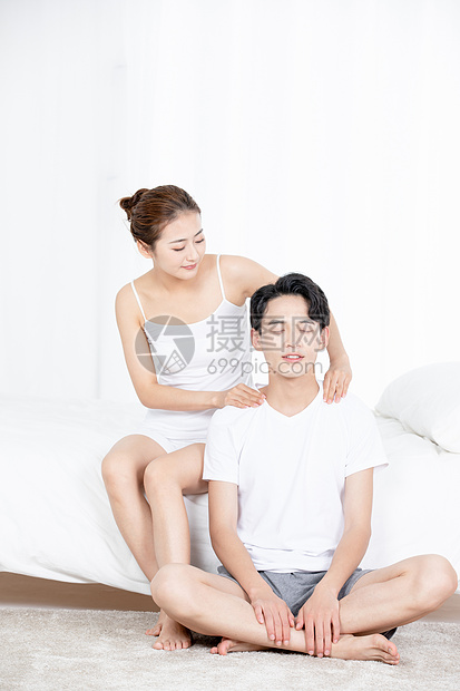 妻子为老公按摩肩膀