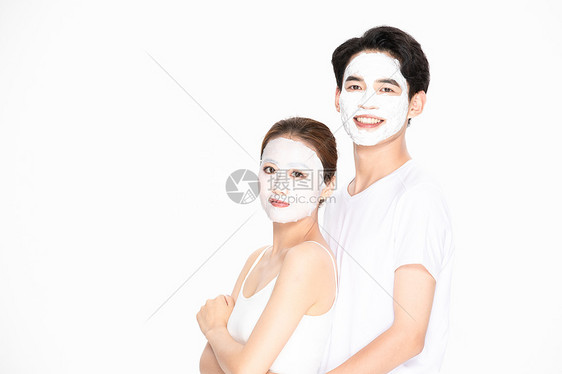 青年夫妻护肤敷面膜图片