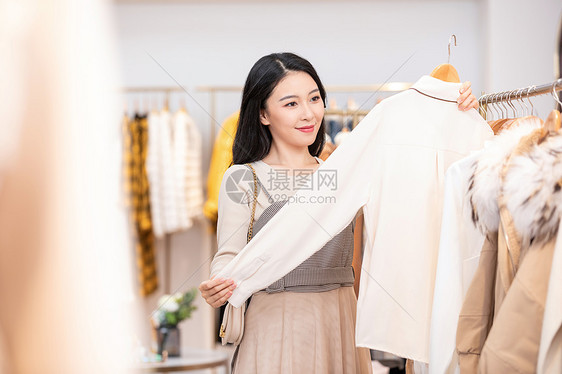 美女逛街购物选衣服图片