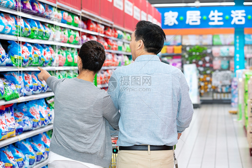 中年夫妻逛超市购物背影