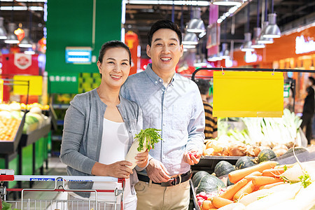 中年夫妇超市选购蔬菜图片