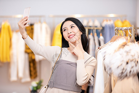 美女逛街买衣服自拍图片