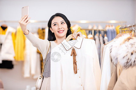 美女逛街买衣服自拍图片